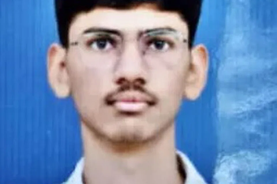 18 வயதான அணில் மெதானியா என்ற மாணவர் திடீரென மயங்கி விழுந்தார்.
