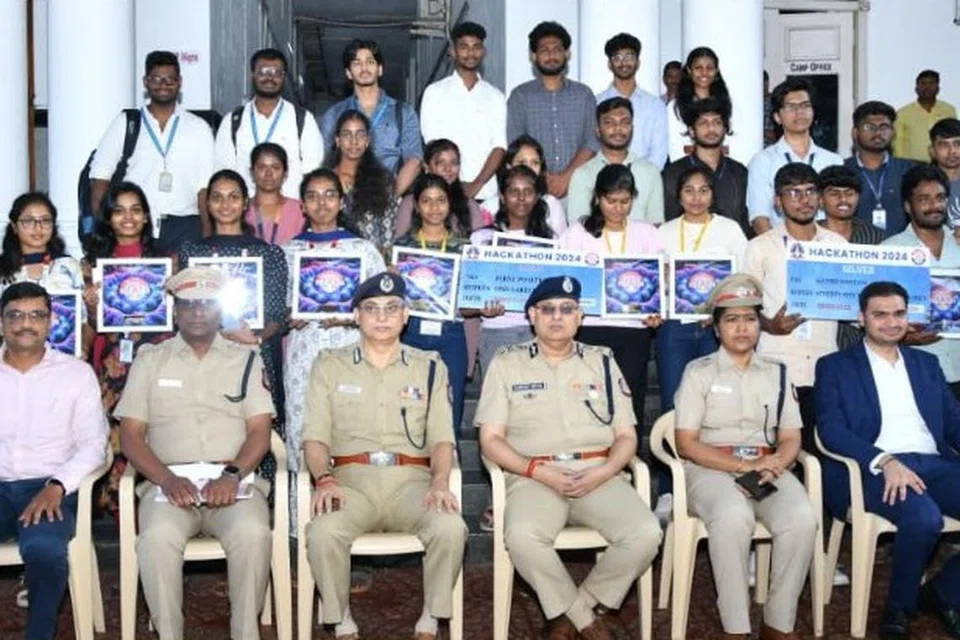 ‘ஹேக்கத்தான் 2025’ போட்டியில் வெற்றிபெற்ற கல்லூரி மாணவர்களுக்குப் பரிசுகள் வழங்கப்பட்டன.