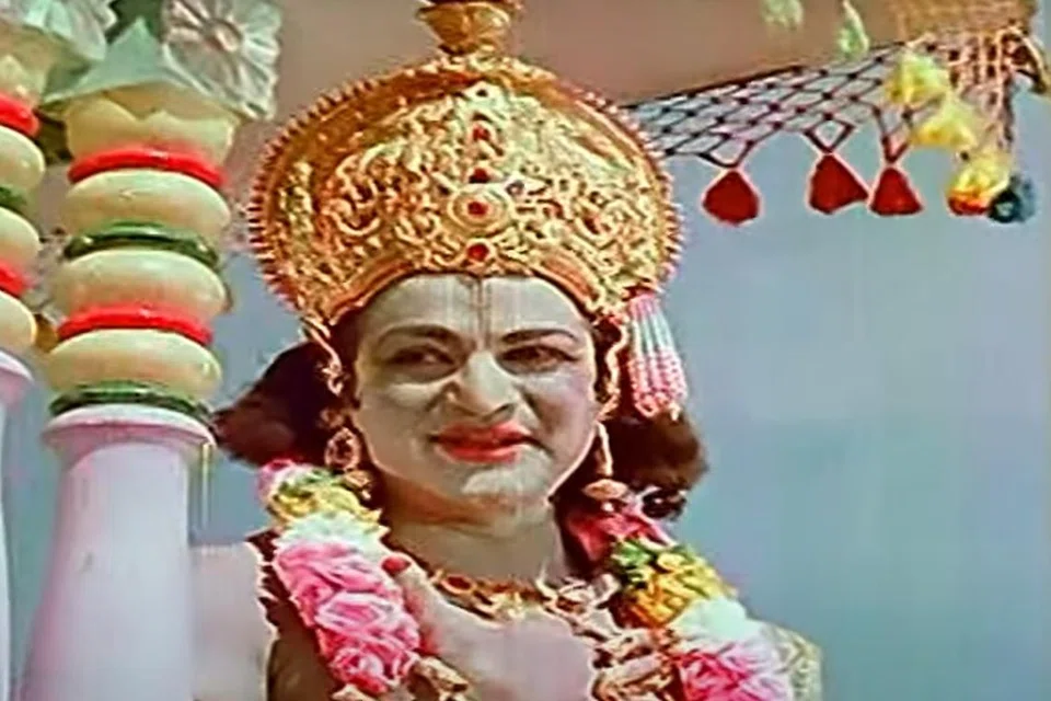 ‘கர்ணன்’ படத்தில் ‘மரணத்தை எண்ணிக் கலங்கிடும் விஜயா’ பாடல் வரும் காட்சியில் நடிகர் என்.டி.ராம ராவ்.