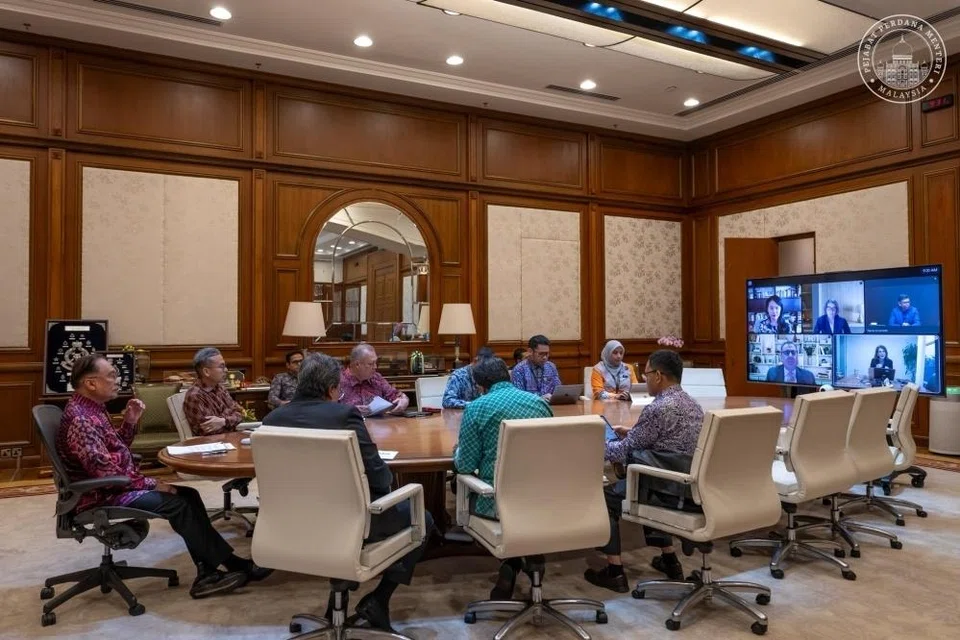 மலேசியப் பிரதமர் அன்வார் இப்ராகிம் முக்கிய சந்திப்புக் கூட்டம் நடத்தும் காட்சி. 