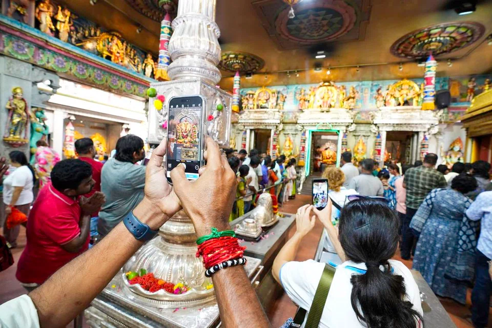 வேலைக்குச் செல்வதற்கு முன்பாக இறையரும் பெறுவதற்காக சிராங்கூன் சாலையில் வீற்றிருக்கும் ஸ்ரீ வீரமாகாளியம்மன் கோவிலில் காலை முதலே ஆர்வத்துடன் பக்தர்கள் திரண்டனர்.