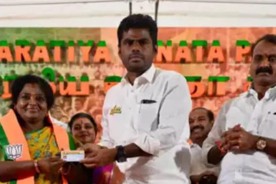 பாஜக உறுப்பினர் அட்டையை தமிழிசை சவுந்தரராஜனுக்கு அண்ணாமலை வழங்கினார்.