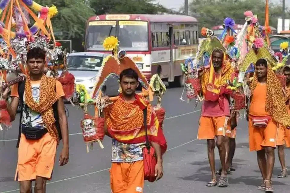 சிவன் போல் வேடமணிந்தும் காவி உடை அணிந்தும் கன்வர் யாத்திரை மேற்கொண்ட பக்தர்கள். 