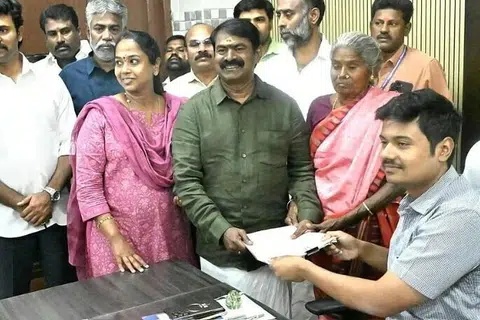 சீமான் திங்கட்கிழமை (மார்ச் 30) காரைக்குடி தொகுதியில் வேட்பு மனு தாக்கல் செய்தார். 