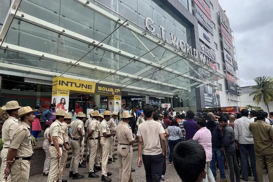 வேட்டி  அணிந்து வந்த விவசாயியை உள்ளே விட மறுத்ததால் ‘ஜிடி மால்’ வணிக வளாகம் பூட்டி நடவடிக்கை எடுக்கப்பட்டது.  