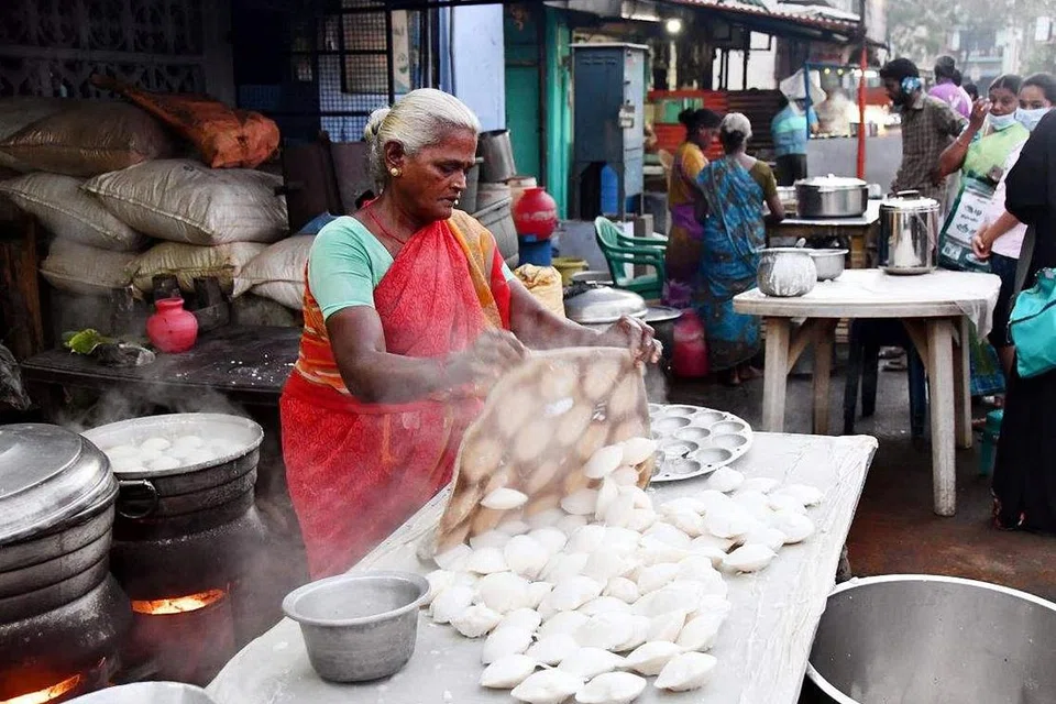 கருங்கல்பாளையம் இட்லி சந்தையில், காலை 7 மணி முதல் இரவு 10 மணி வரை இட்லி வியாபாரம் களைகட்டுகிறது.