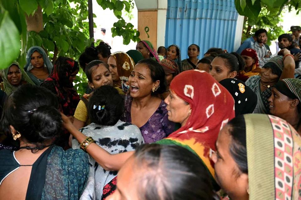 ஏர் இந்தியா விமான விபத்துக்குத் தங்கள் அன்புக்குரியவர்களைப் பறிகொடுத்த அவர்களின் உறவினர்கள் மருத்துவமனையின் சவக்கிடக்குக்கு வெளியே கதறி அழுகின்றனர். 