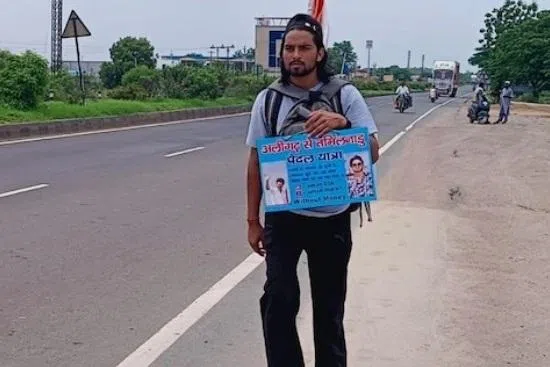 முதல்வர் விஜய்யைச் சந்திக்க உத்தரப் பிரதேச ரசிகர் நடைப்பயணம் 