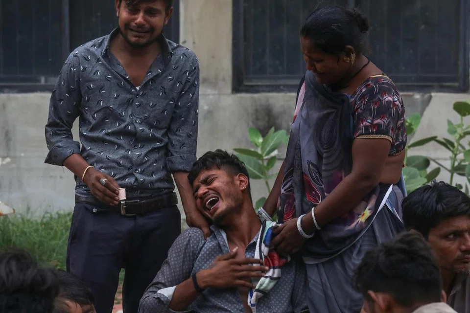 விமான விபத்தில் ஆகாஷ்பாய் சுரேஷ்பாய் பத்னி, 14, மாண்டுவிட்டதை அறிந்து கதறி அழுகிறார் அவருடைய அண்ணன் (நடுவில்).