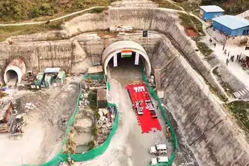 தேவ் பிரயாகை - ஜனாசு இடையே மலையைக் குடைந்து  14.58 கிமீ நீள சுரங்க ரயில்பாதை அமைக்கும் பணி இறுதிக் கட்டத்தை எட்டியுள்ளது. 