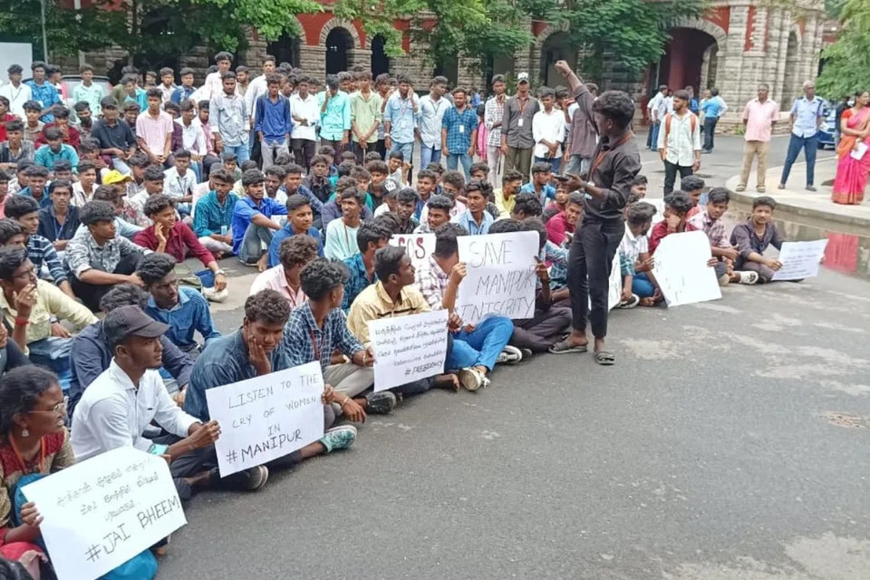 போராட்டத்தில் ஈடுபட்ட சென்னை மாநிலக் கல்லூரி மாணவர்கள்.
