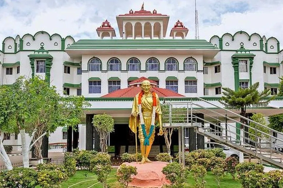 லஞ்சப் பணத்தைப் பிரித்துக் கொள்வதற்காக கனிமவளத் துறை அதிகாரிகள் மாதந்தோறும் கூட்டம் நடத்துவதாக மதுரை உயர் நீதிமன்ற நீதிபதி சாடியுள்ளார்.