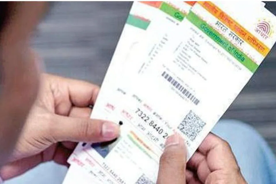தமிழ்நாட்டில் பள்ளிக்கல்வித் துறையின் கீழ் செயல்படுத்தப்படும் பல்வேறு நலத்திட்டங்களை பெற்றிட ஆதார் அட்டை கட்டாயம் எனும் அறிவிப்பை வெளியிட்டுள்ளது தமிழக அரசு.