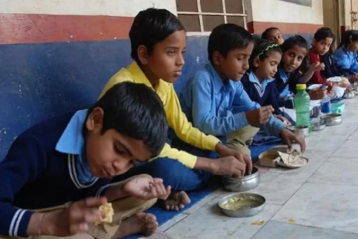 உணவில் நாய்க்கழிவு; 78 மாணவர்களுக்கு வெறிநாய்க்கடி தடுப்பூசி