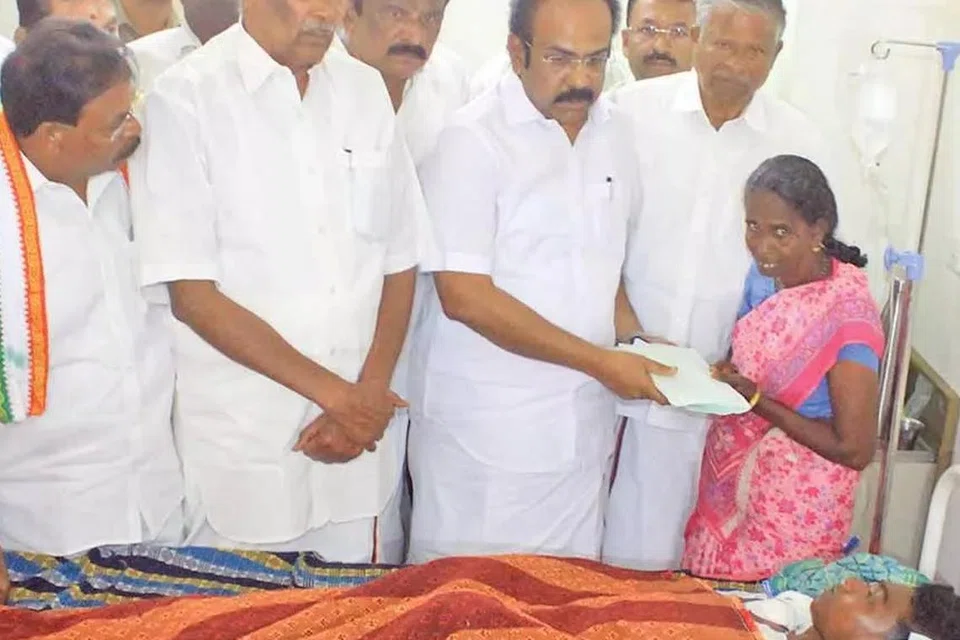தாக்கப்பட்ட மாணவனுக்கு நேரில் சென்று ஆறுதல் கூறிய அமைச்சர் தங்கம் தென்னரசு.