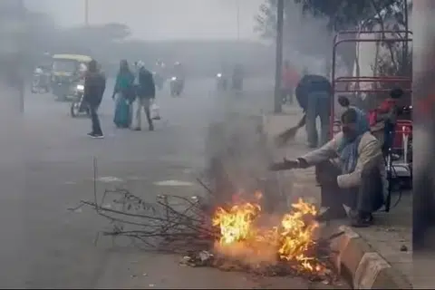 பெரும்பாலான இடங்களில் சாலைகள் மூடுபனி போல் காட்சியளிக்கின்றன. 