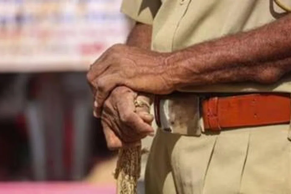 திருடியதாக 50 வயது ஆடவர் கட்டிவைக்கப்பட்டு அடித்துக் கொல்லப்பட்டுள்ளார்.