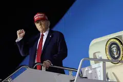 ஆங்கிலம் நாட்டின் அதிகாரத்துவ மொழி என்ற நிர்வாக ஆணையை அமெரிக்க அதிபர் டிரம்ப் பிறப்பித்துள்ளார். அதில் நாட்டின் அதிகாரத்துவ மொழியான அறிவிப்பு காலம்கடந்த  ஒன்று என அவர் கூறினார்.