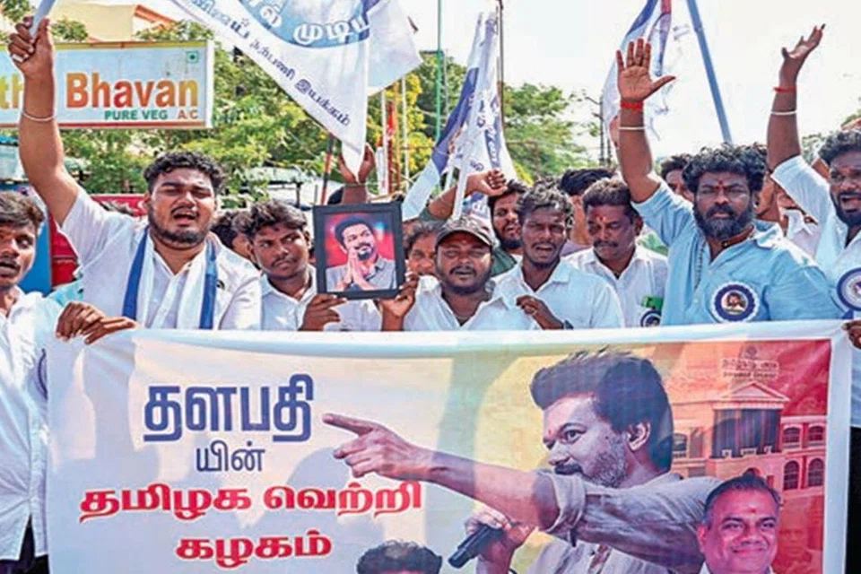 பனையூரில் கட்சி நிர்வாகிகளும் தொண்டர்களும்.