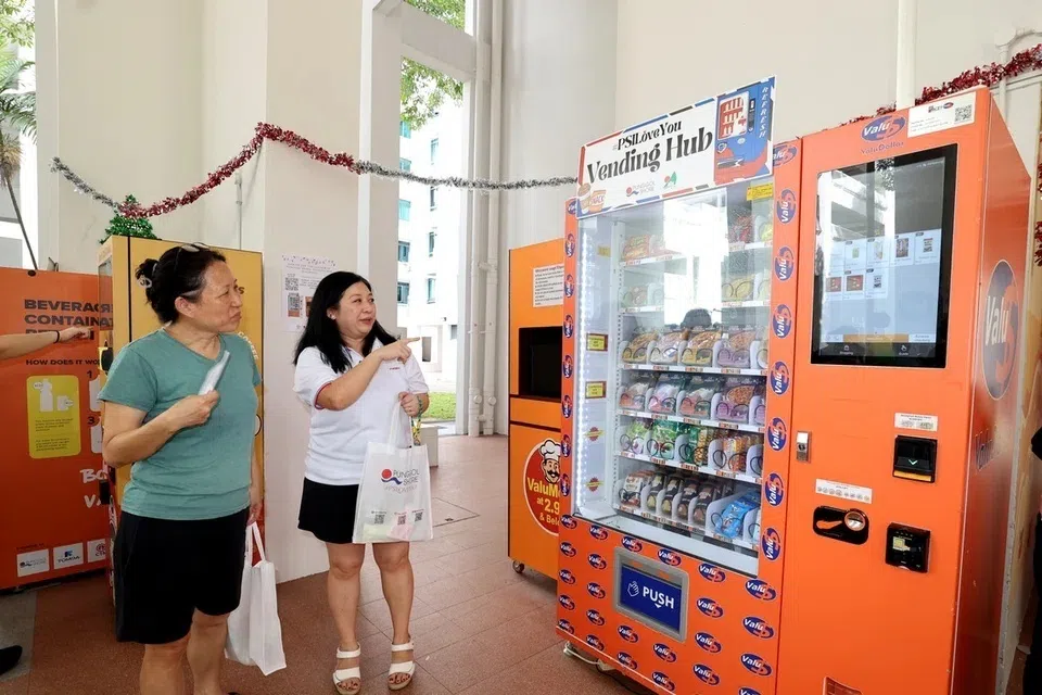 பொங்கோல் ஷோரில் அத்தியாவசியப் பொருள்கள் தரும் தானியக்க இயந்திரங்கள்