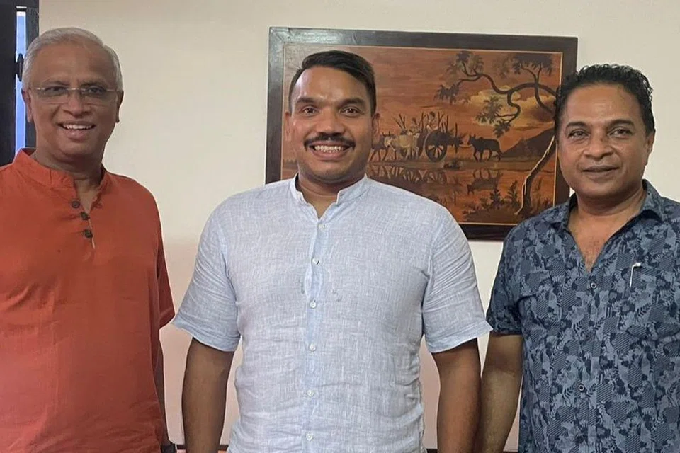 (இடமிருந்து) சுமந்திரன் எம்.பி., இலங்கை அதிபர் தேர்தல் வேட்பாளர் நாமல் ராஜபக்சே, இலங்கை பொதுஜன பெரமுன் கட்சியின் பொதுச் செயலாளர் சாகர கரியவாசம்.