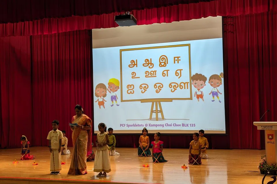 அழகிய பாரம்பரிய நடனம் படைத்த பாலர் பள்ளி மாணவர்கள்.