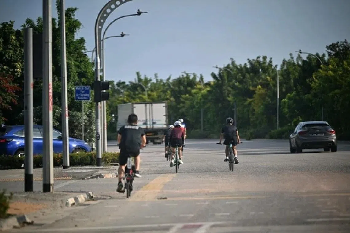 தானா மேரா சாலையில் நிகழ்ந்த பல விபத்துகள், மிதிவண்டி ஓட்டிகளுடன் தொடர்புடையவை