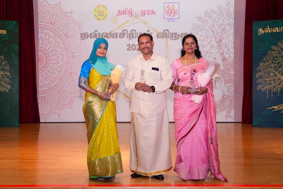 உயர்நிலைப் பள்ளிப் பிரிவுவில் சிறந்த தமிழாசிரியர் விருதுபெற்ற (இடமிருந்து) திருவாட்டி ஜைனுல் பானு ஷாகுல் ஹமீட், திரு சேதுராமன் ரமேஷ் ராஜா, திருவாட்டி மலர்விழி பெருமாள்.