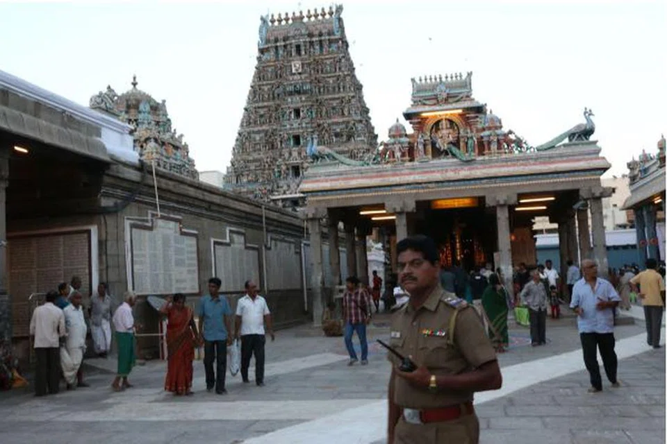 மயிலாப்பூரில் உள்ள கபாலீஸ்வரர் கோயிலுக்கு வியாழக்கிழமை காலை வெடிகுண்டு மிரட்டல் விடுக்கப்பட்டது.