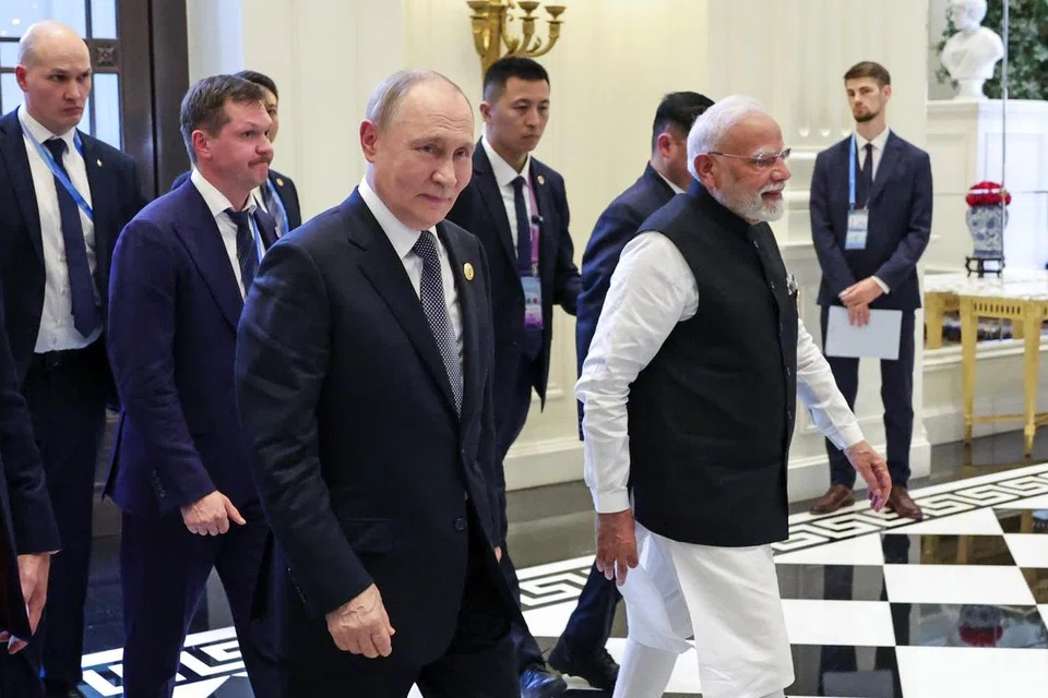 ‌ஷாங்காய் ஒத்துழைப்பு மாநாட்டில் பங்கேற்கச் செல்லும் மோடி (வலது), புட்டின்.