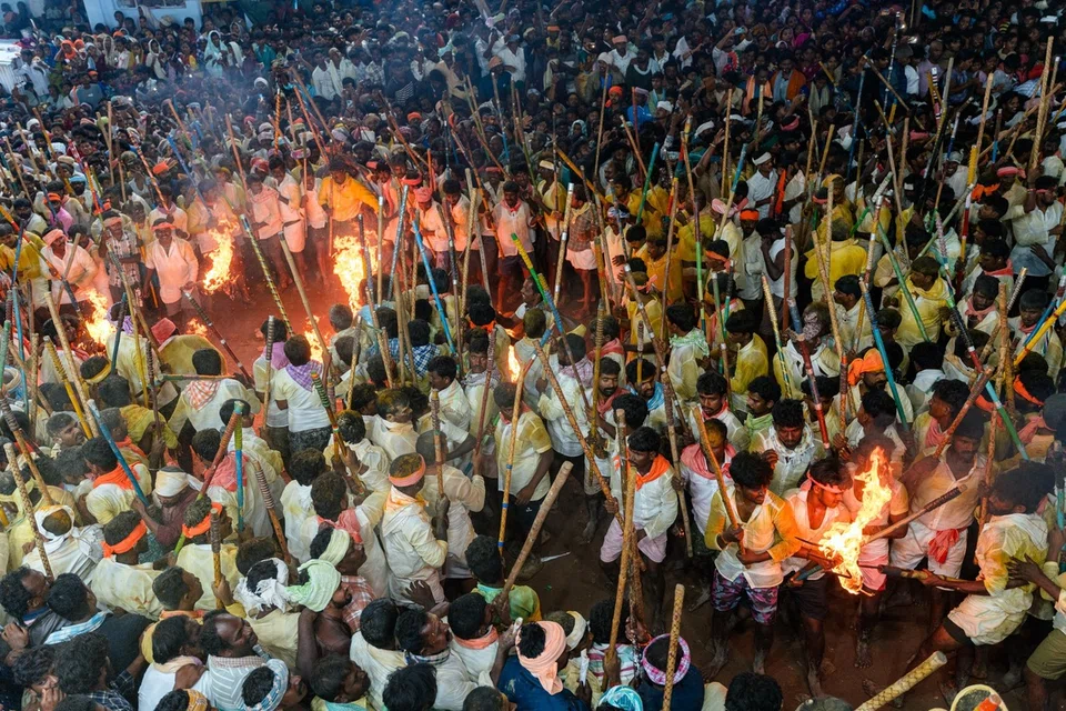 ஆந்திரப் பிரதேச மாநிலம் ஹோலகுண்டா மண்டலத்தில் அமைந்துள்ள வரலாற்றுச் சிறப்புமிக்க ஸ்ரீ மலை மல்லேஸ்வர சுவாமி திருக்கோயிலில்  ஆண்டுதோறும் நடைபெறும் தடியடி திருவிழாவில், கர்நூல் மற்றும் அதனைச் சுற்றியுள்ள கிராமங்களைச் சேர்ந்த ஆயிரக்கணக்கான பக்தர்கள் கலந்துகொள்வது வழமை.