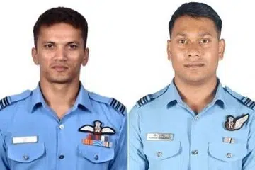 விமான விபத்தில் மாண்ட விமானிகள் அனுஜ் (இடது), பர்வேஷ் துராக்கர்.