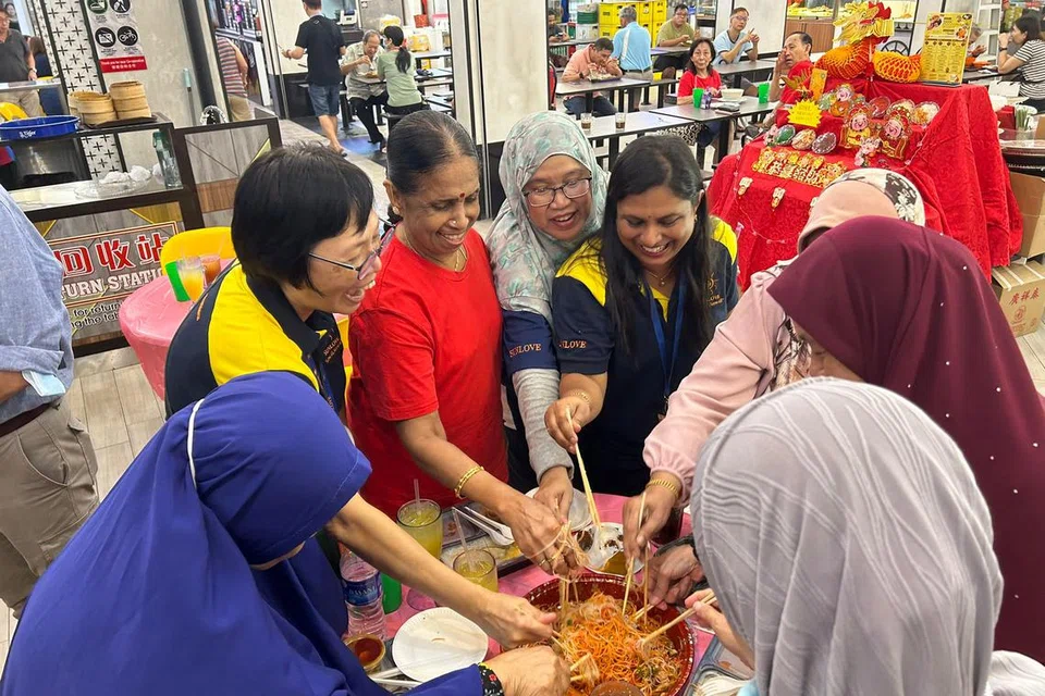அண்டை வீட்டாருடன் ‘லோ ஹெய்’ செய்யும் தனலட்சுமி சுப்ரமணியன், 73. 