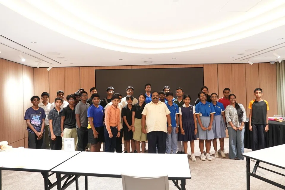 உயர்நிலைப் பள்ளி, தொடக்கக் கல்லூரி மாணவர்கள் ஏறத்தாழ 30 பேர், ‘நல்ல தமிழ் எழுதுவோம்’ பயிலரங்கில் ஆர்வத்துடன் கலந்துகொண்டனர்.