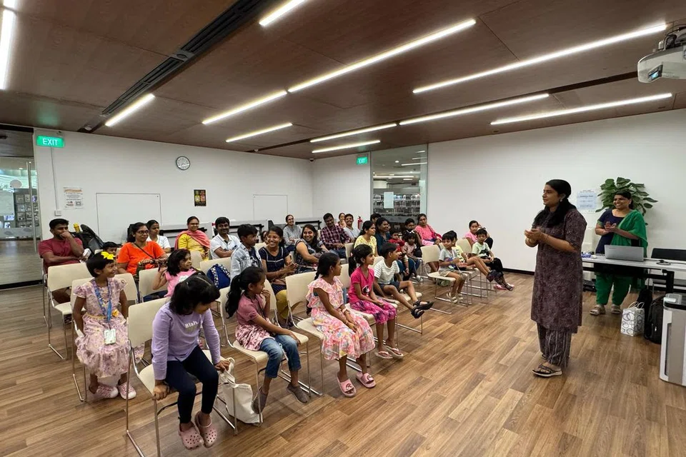 செங்கா நூலகத்தில் நடைபெற்ற கதையோடு விளையாடு நிகழ்ச்சியில் கலந்துகொண்ட மாணவர்கள்.