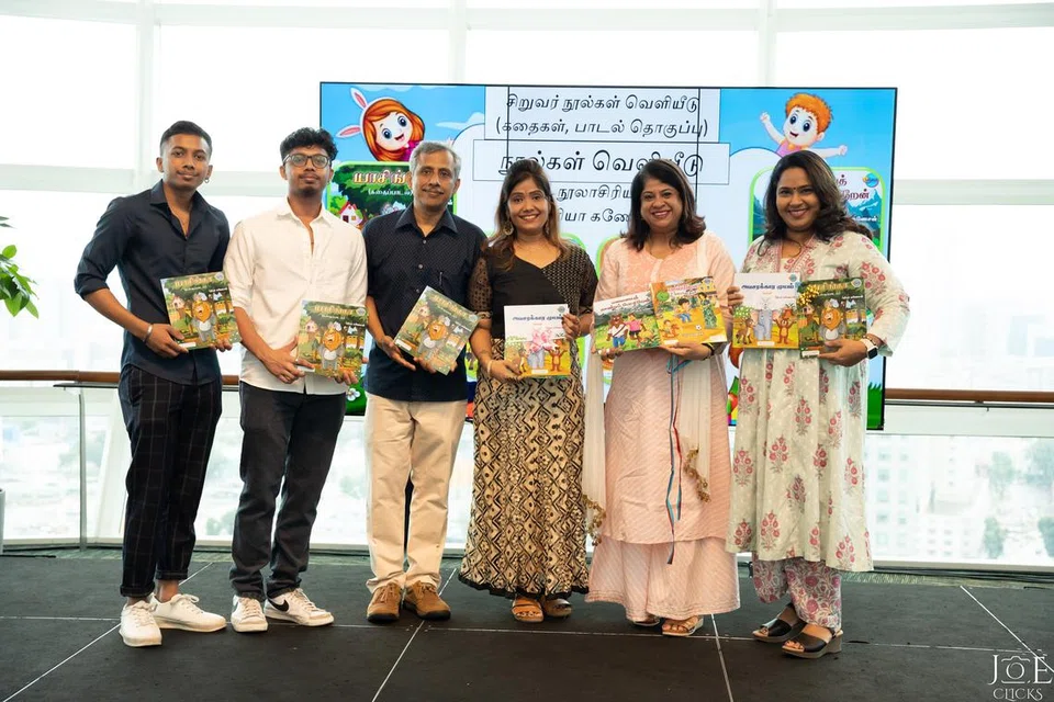கவிஞர் பிரியா கணேசன், தம் கணவர் கணேசன் மற்றும் மகன்கள் விஷ்ணு, விக்னேஷ் ஆகியோருடன் இணைந்து நூல்களை வெளியிட, AKT நிறுவனத்தின் நிறுவனர், இயக்குநர் ராணி கண்ணாவும் மூத்த பயிற்றுவிப்பாளர் கலா ராஜேஷ் கண்ணனும் அவற்றைப் பெற்றுக்கொண்டனர்.