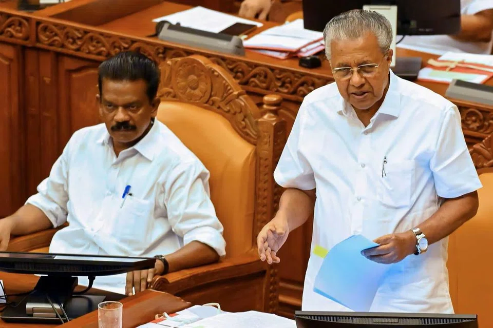 ‘கேரளா’ என்பதைக் ‘கேரளம்’ என மாற்ற வேண்டும் என்ற தீர்மானத்தைச் சட்டமன்றத்தில் முன்மொழிந்தார் கேரள மாநில முதல்வர் பினராயி விஜயன்.