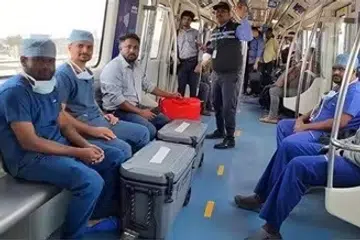 மெட்ரோ ரயிலில் 33 கிலோமீட்டர் தூரத்தை 33 நிமிடங்களில் கடந்து அவ்விரு உறுப்புகளும் குறித்த நேரத்தில் பொம்மசந்திராவில் உள்ள மருத்துவமனையைச் சென்றடைந்தன.