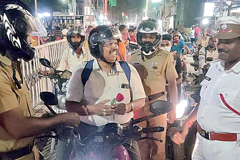 ரோஜாக்கள் வழங்கும் காவலர்கள்.