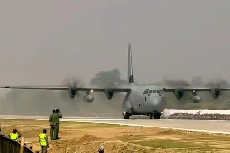 சாலையில் தரையிறங்கிய மோடி விமானம்; அசாமில் நடந்த வரலாற்று நிகழ்வு