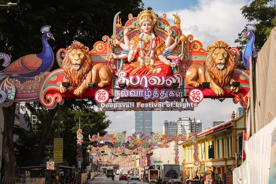 இவ்வாண்டு தீபாவளிக் கொண்டாட்டங்களின் ஓர் அங்கமாக சிராங்கூன் சாலையில் இடம்பெறும் தீபாவளி அலங்காரங்கள்.
