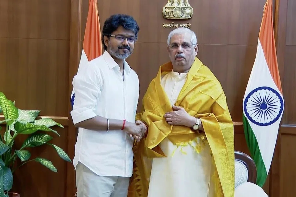 விஜய் நான்காவது முறையாக சனிக்கிழமை (மே 9) மாலை தமிழக ஆளுநர் ராஜேந்திர விஸ்வநாத் அர்லேக்கரைச் சந்தித்து ஆட்சி அமைக்க உரிமை கோரினார்.