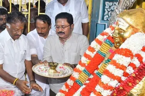 பசும்பொன் முத்துராமலிங்கத் தேவர் நினைவிடத்தில்  ஓ.பன்னீர்செல்வம், செங்கோட்டையன், டிடிவி தினகரன் மூவரும் கூட்டாக மரியாதை செலுத்தினர்.