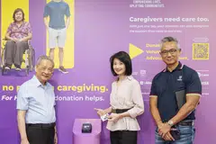 உள்துறை துணை அமைச்சர் சுன் ஷுவெலிங், எஸ்எம்ஆர்டி கார்ப்பரேஷன் தலைவர் சியா மூன் மிங் (இடம்), சமூக உண்டியல் நிர்வாக இயக்குநர் ஜேக் லிம் (வலம்) ஆகியோர் புதிய நன்கொடை வசதியை தொடங்கிவைத்தனர்.