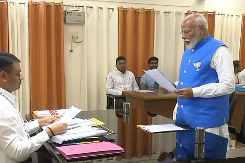 வாரணாசி தொகுதியில் வேட்புமனு தாக்கல் செய்யும் இந்தியப் பிரதமர் நரேந்திர மோடி.