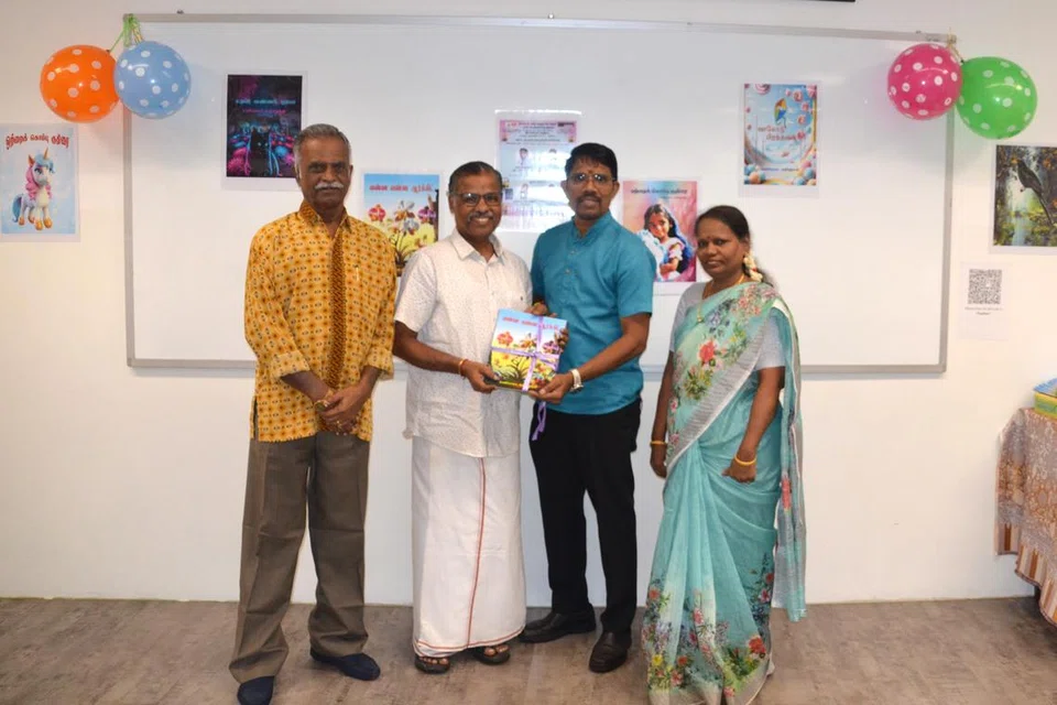 (இடமிருந்து)  திரு நா.ஆண்டியப்பன், திரு ஜோதிமாணிக்கவாசகம், திரு தனபால் குமார், நூலாசிரியர் திருவாட்டி மணிமாலா மதியழகன்.
