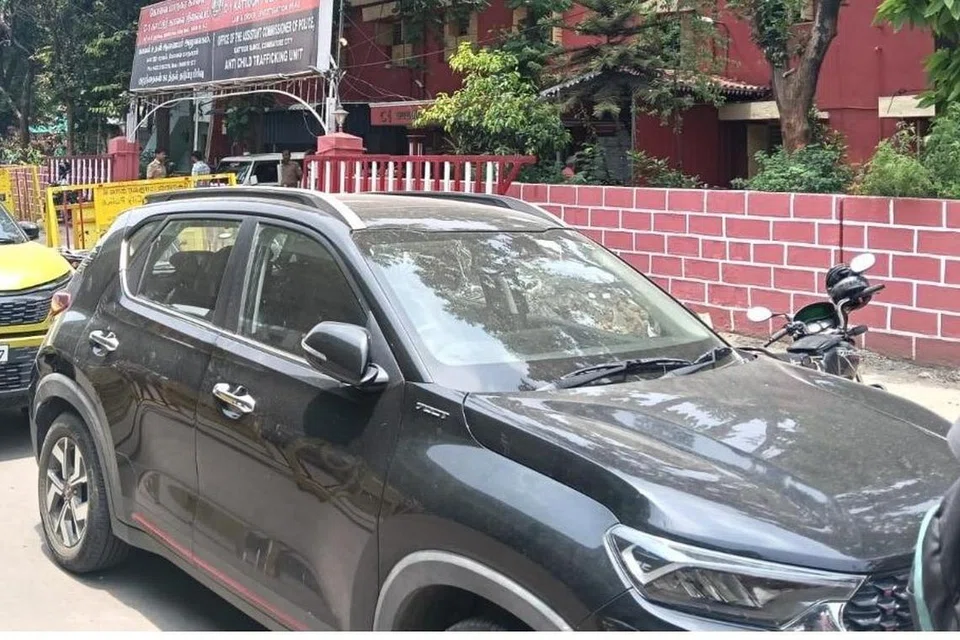 பறிமுதல் செய்யப்பட்ட கார்கள்.