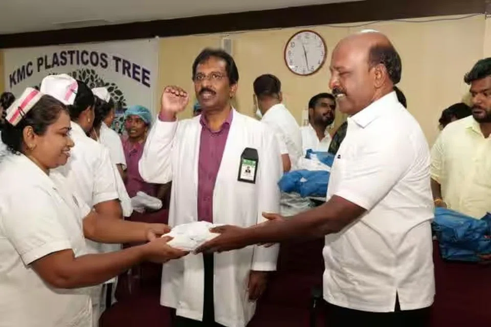 கீழ்ப்பாக்கம் அரசு மருத்துவமனையில் மருத்துவர்கள், தாதியர், மருத்துவப் பணியாளர்களுக்கு அமைச்சர் மா.சுப்பிரமணியன் இனிப்புகள் விநியோகித்தார். 