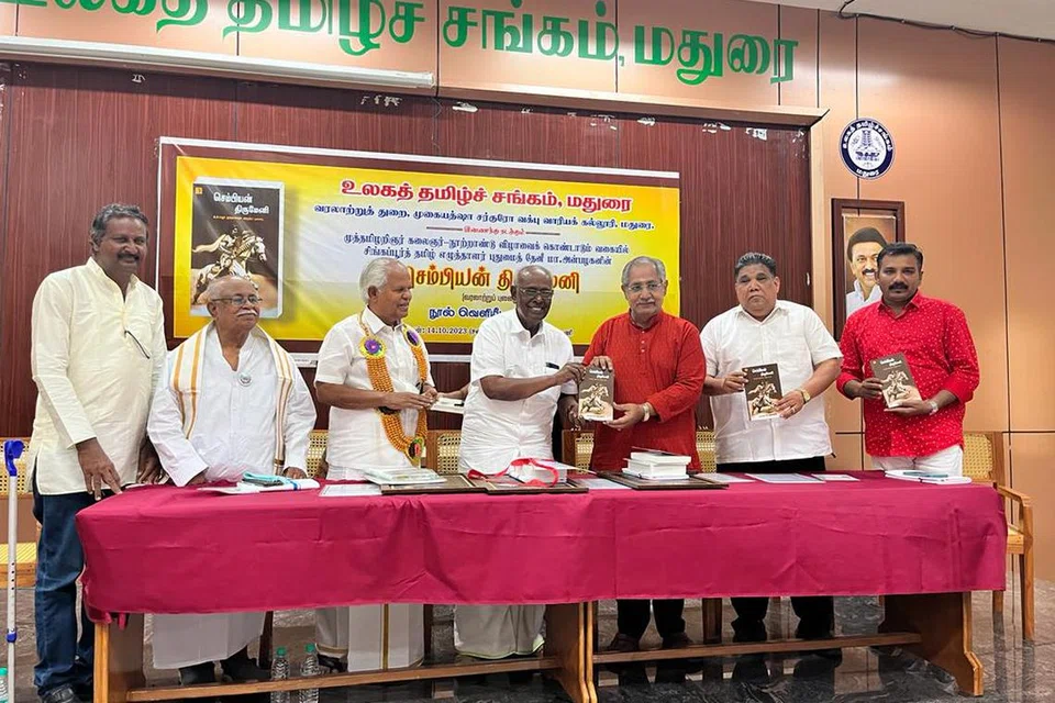 மதுரை உலக தமிழ்ச் சங்கத்தில் சனிக்கிழமை காலை நடைபெற்ற சிங்கப்பூர் எழுத்தாளர் மா அன்பழகனின் ‘செம்பியன் திருமேனி’ என்ற நூல் வெளியீட்டு விழாவில் 
சாலமன் பாப்பையா (நடுவில்) வெளியிட இந்திரா சௌந்தர்ராஜன் பெற்றுக் கொண்டார். 