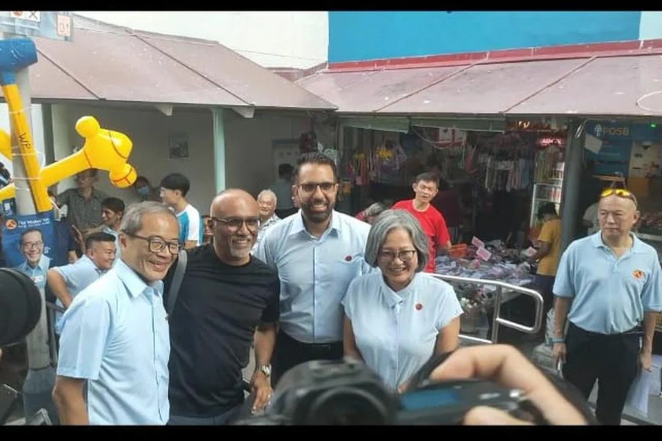 ஹவ்காங் உணவங்காடி நிலையத்திற்கு வெளியே செய்தியாளர்களைச் சந்தித்த பாட்டாளிக் கட்சித் தலைவர்கள்.